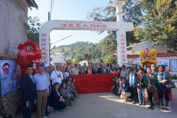 歡迎泰華九屬會館首長參訪滿星疊大同中學合影。