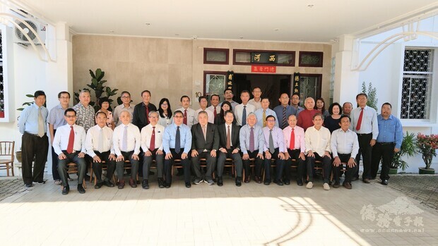 駐汶萊大使李憲章(前排右六)出席「丕顯天猛公拿督林德甫、拿汀洪梅治全汶華校建設基金暨學優清寒獎助學金」頒發儀式，與林德甫控股有限公司執行總裁拿督林明泰(前排左六)家族代表、國會議員兼汶萊中華中學董事長王長荷(前排左四)及汶萊8所華校董事長、董事、校長合影。