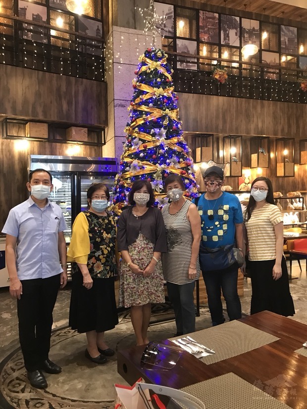 王映陽、黃思華、許麗玲、蔡韻玲、尤正才及劉桂瑛合影。