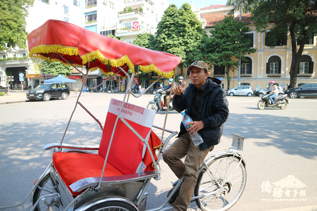 59歲的張如科(圖)在越南河內還劍湖畔踩了35年三輪車,生意受疫情重挫,有時候一整天都沒載到客人。他在109年12月31日受訪時許下2021年的新年願望,就是希望國際觀光客早日歸來。