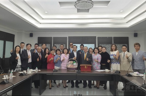 李代表暨駐泰國代表處人員與泰國臺灣會館主席團合影留念