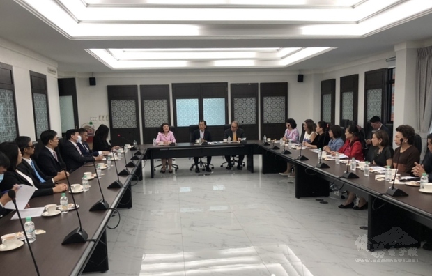 李代表與泰國臺灣會館主席團座談