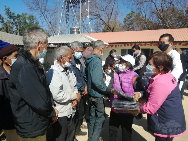 湯宗靜、景泰英等分發老兵被服