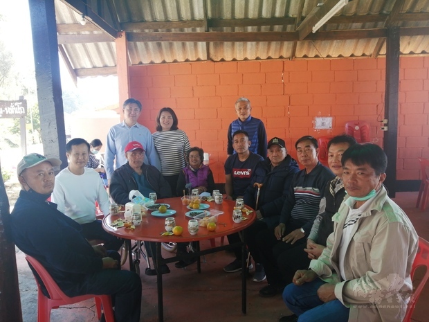 分發老兵被服聚餐合影