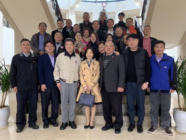 訪團乙行於臺塑河靜鋼廠行政大樓合影