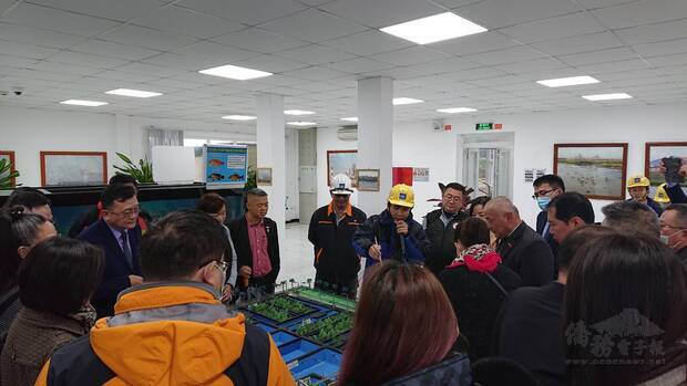 參訪該公司生態池瞭解循環經濟推動情形