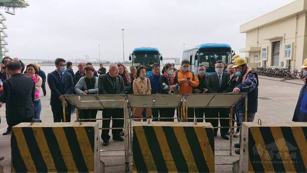 參訪該公司山陽港聽取說明