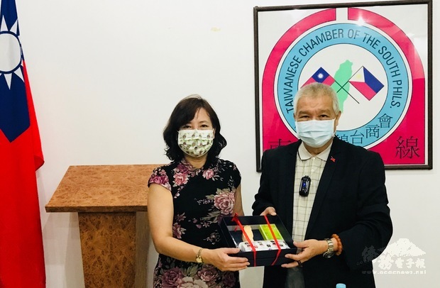 中心主任王映陽贈送旅菲南線臺商會僑務委員會防疫包。