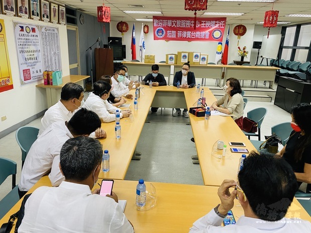 菲華文教服務中心主任王映陽與菲律賓臺商總會代表座談。