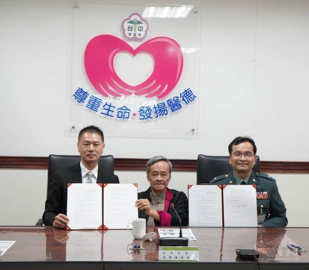 陳明政（左1）、洪恭誠（右1）在梁輝騰（右2）見證下簽訂健檢合作契約書