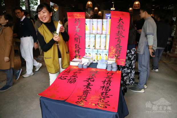 台灣佛教慈濟慈善事業基金會河內工作人員展示台商所寫的春聯，渾厚大氣的正體字書法驚豔在場越南民眾。