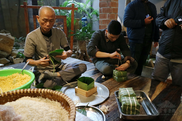 越南人過年時不分老少必吃傳統方形粽，內餡主要有糯米、豬肉、綠豆，之後再用水煮10小時以上。