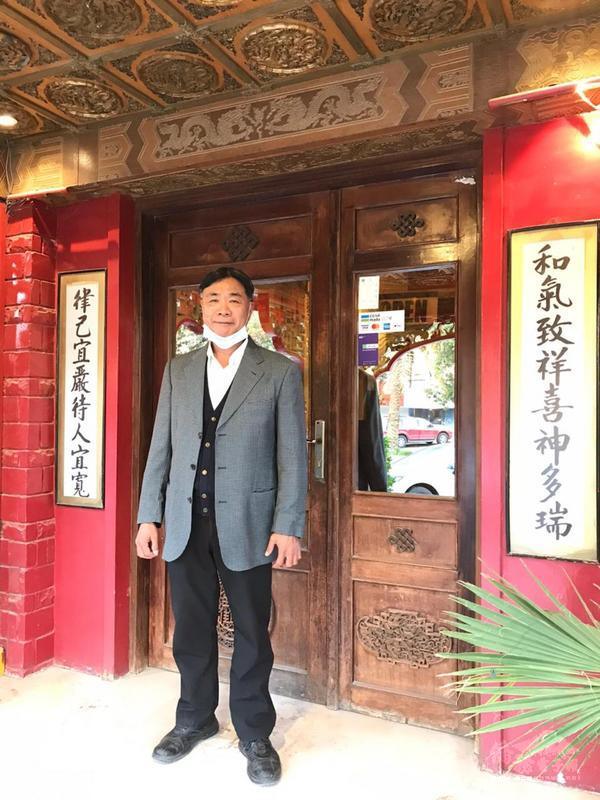 台商吳根地在沙烏地阿拉伯經營餐廳多年，門口對聯是好友林榮盛的作品。