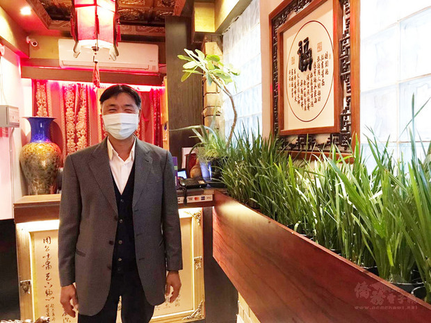 阿拉伯人認為椰棗是健康水果，在沙烏地阿拉伯經營餐廳多年的台商吳根地把棗核栽在餐廳內的花圃中，棗葉成為中餐廳重要的裝飾盆栽。