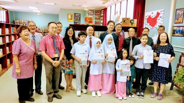 大使頒贈參加臺灣「第51屆世界兒童畫展」獎牌及獎狀予獲銅牌及佳作獎的奕中學童。