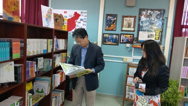 李大使參觀奕中圖書館陳列台灣捐贈圖書專櫃，該校張校長貴娟陪同。