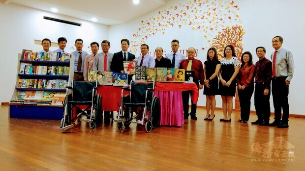 李大使(左六)捐贈詩里亞中正中學輪椅及童書繪本一批，由該校陳董事長(左七)代表接受