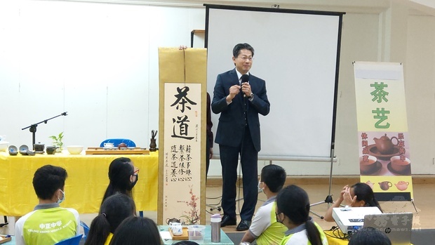 李大使出席中正中學文化班茶道研習課程，展示臺灣書法名家的「茶道」書法作品並做講解