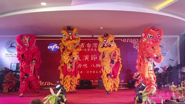 華校學生表演傳統舞獅