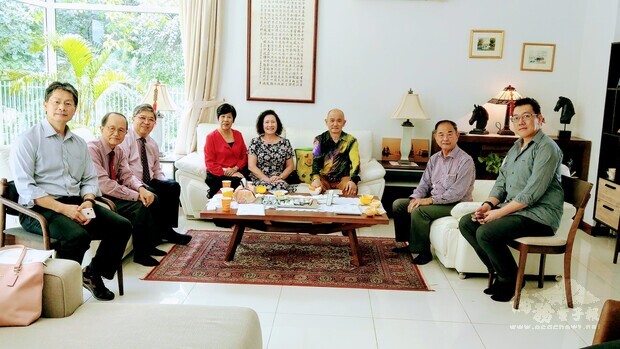 李大使(左一)與汶萊華校董事長、署理董事長、副董事長等合影。
