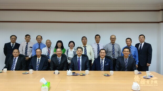 駐汶萊代表處李憲章大使 (前排右三)與汶中校友會署理主席曾瑞興暨第十四屆理事會合影。