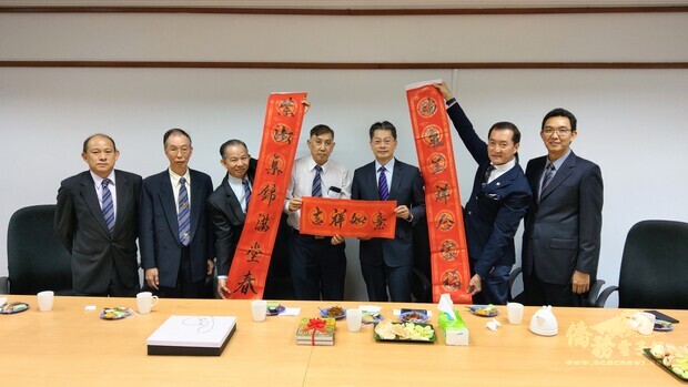 曾署理主席代致贈該會黃炳賢理事親書春聯乙幅予李大使(右三)。