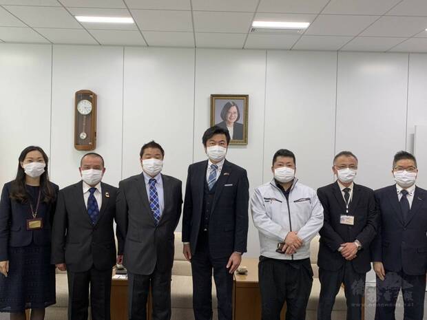 由左至右:楊慧萍秘書、陳高賓僑務促進委員、谷口健二社長、李世丙處長、岡野幸司先生、井上卓哉所長、林明秋組長