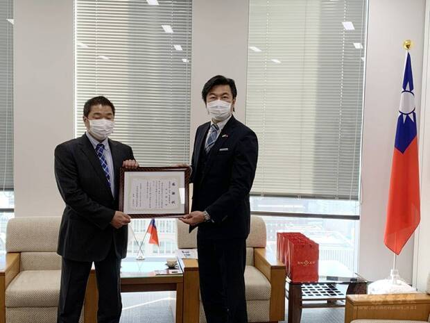 李世丙處長頒發感謝狀予谷口健二社長