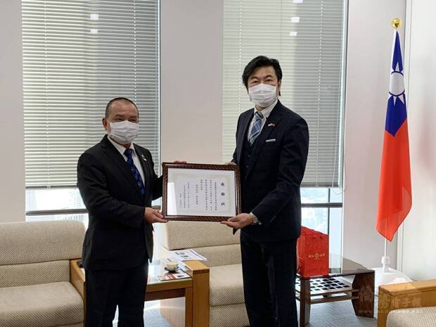 李世丙處長頒發感謝狀予陳高賓僑務促進委員