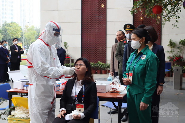 越南28日爆發新一波本土疫情,主要集中在北部省市。越南外交部29日表示,目前專家、投資者、外商、管理者和越南公民入境的隔離檢疫天數仍維持14天。圖為越共13大與會人員接受篩檢。