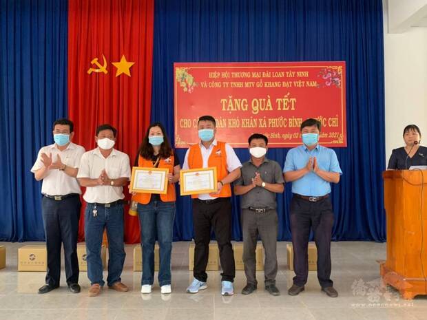 黃詩偉(右三)代表接受感謝狀