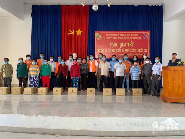 臺商與受贈民眾合影