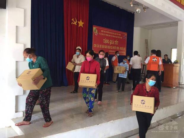 民眾領取愛心物資