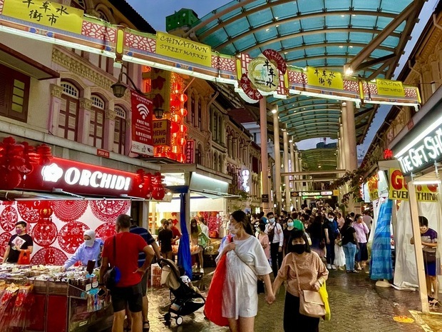 受到疫情影響,新加坡牛車水年貨市集今年首度停辦。雖不見以往眾多的攤販聚集,但仍有部分店家販售春聯等年節商品。