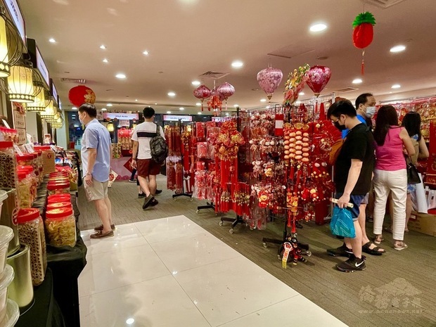 受疫情影響,新加坡牛車水的「唐城坊」商場今年年貨市集規模縮小,攤販感嘆,生意比以前差很多。