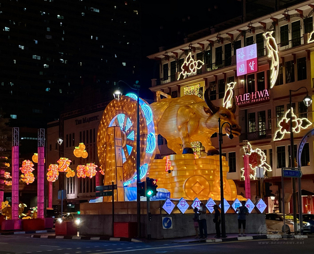 新加坡牛車水一帶的街頭燈飾是每年農曆新年的重點活動之一,今年主燈為踩在金幣上的「金牛」,象徵福氣與好運。