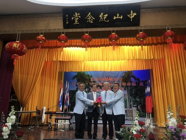 交接儀式,由李應元代表監交