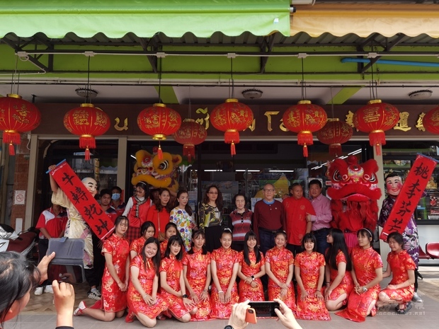 大同中學拜年隊向張曙光永遠名譽理事長伉儷拜年賀歲合影情景