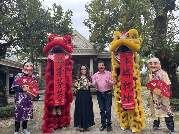 大同舞獅隊與蔣慶國會長王玉蘭伉儷拜年合影