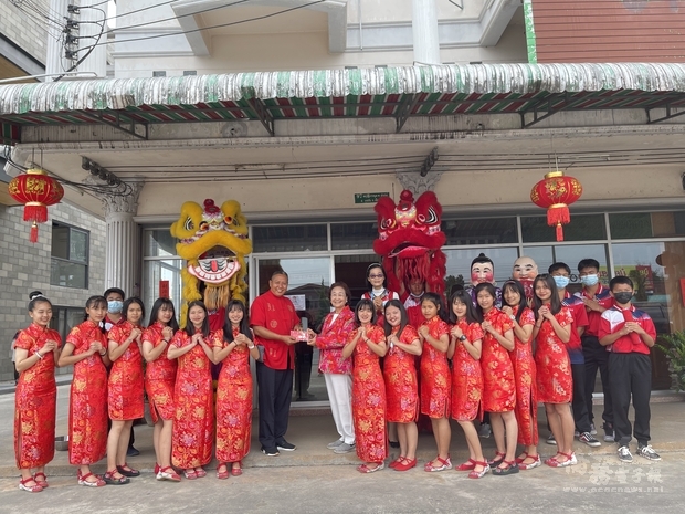 拜年隊向翠峰茶業羅金枝（中右）賀歲向張明光校長（中左）捐助教育經費