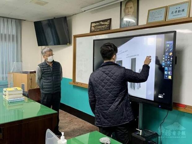 漢城華僑中學教室安裝86吋大的電子白板，以科技化設備來教學。