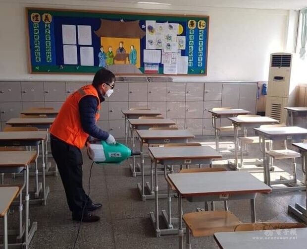 仁川華僑中山中小學在開學前進行全校防疫消毒。