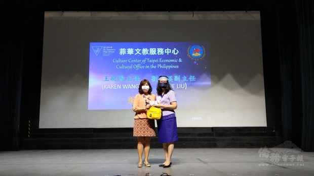 王映陽(左)代表僑委會贈送防疫關懷包予吳紫薇(右)