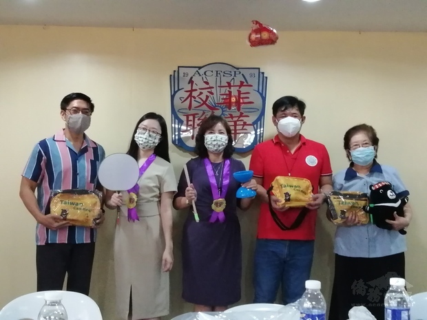 文教中心王映陽主任代表僑務委員會贈送菲律賓華文學校聯合會防疫包及文化用品