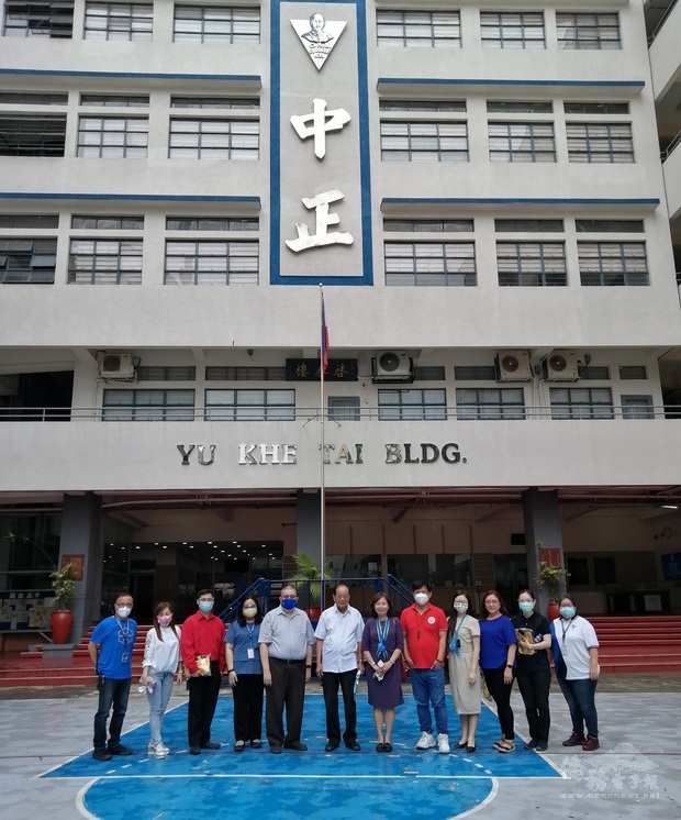 王映陽主任及劉桂瑛副主任與菲律賓中正學院教職員合影