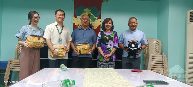 王映陽主任致送崇德學校防疫包。