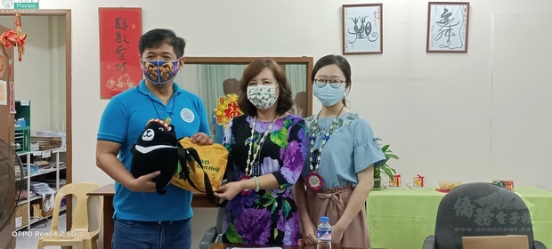 王映陽主任致送菲律賓晨光中學防疫關懷包。