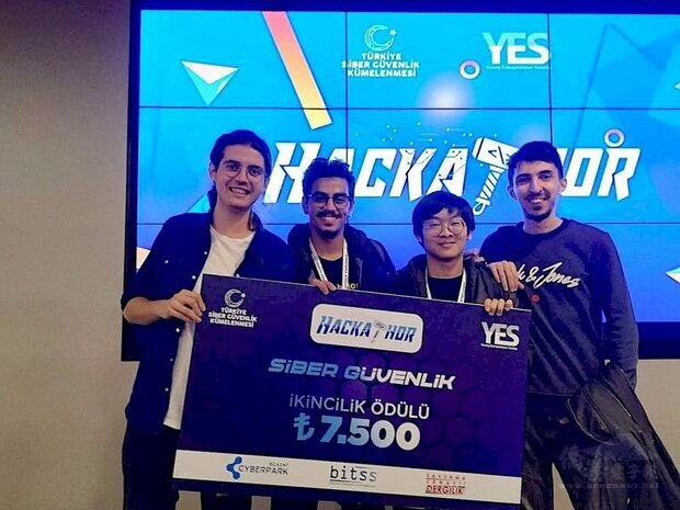 安卡拉畢爾肯特大學資訊設計系4年級台灣留學生鄭平(右2)2019年與同學組隊參加土耳其大學駭客攻防賽,勇奪全國亞軍。(鄭平提供) (圖:中央社)