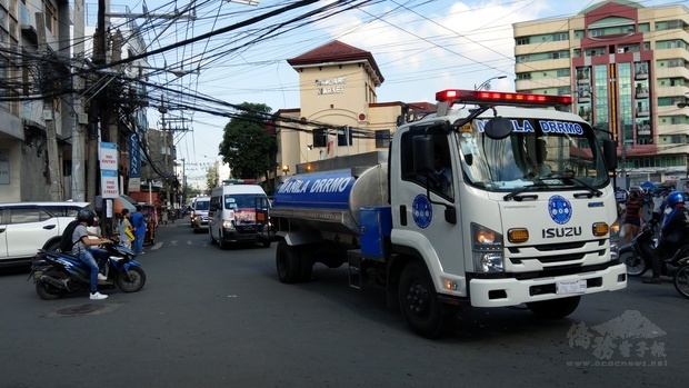 馬尼拉市政府災害防救中心救災車輛用擴音器提醒市民務必要小心防火。