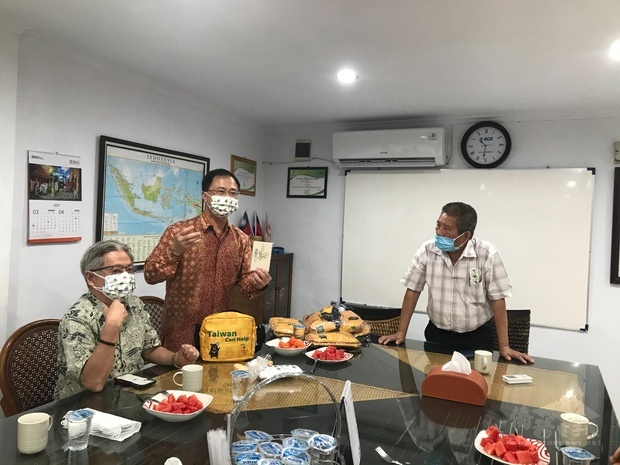 汪樹華組長（中）向僑務諮詢委員賴昭哲（左）、歐金坤僑務促進委員（右）介紹僑委會多元服務方案